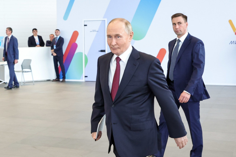 Россия. Москва. Президент РФ Владимир Путин во время участия в международном атомном форуме "Мировая атомная неделя"