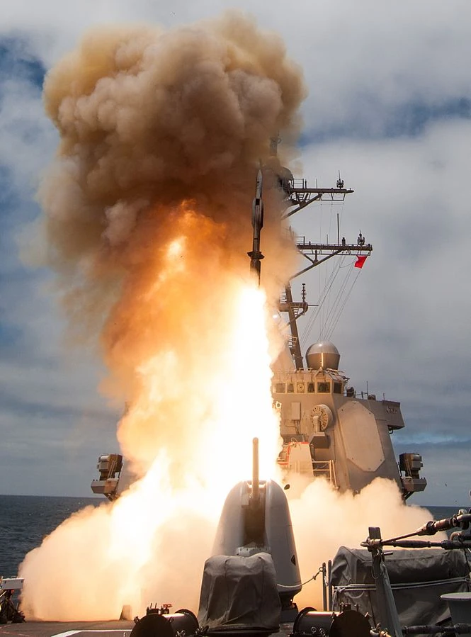 665px-USS_John_Paul_Jones_29_launches_RIM-174_in_June_2014.JPG.webp