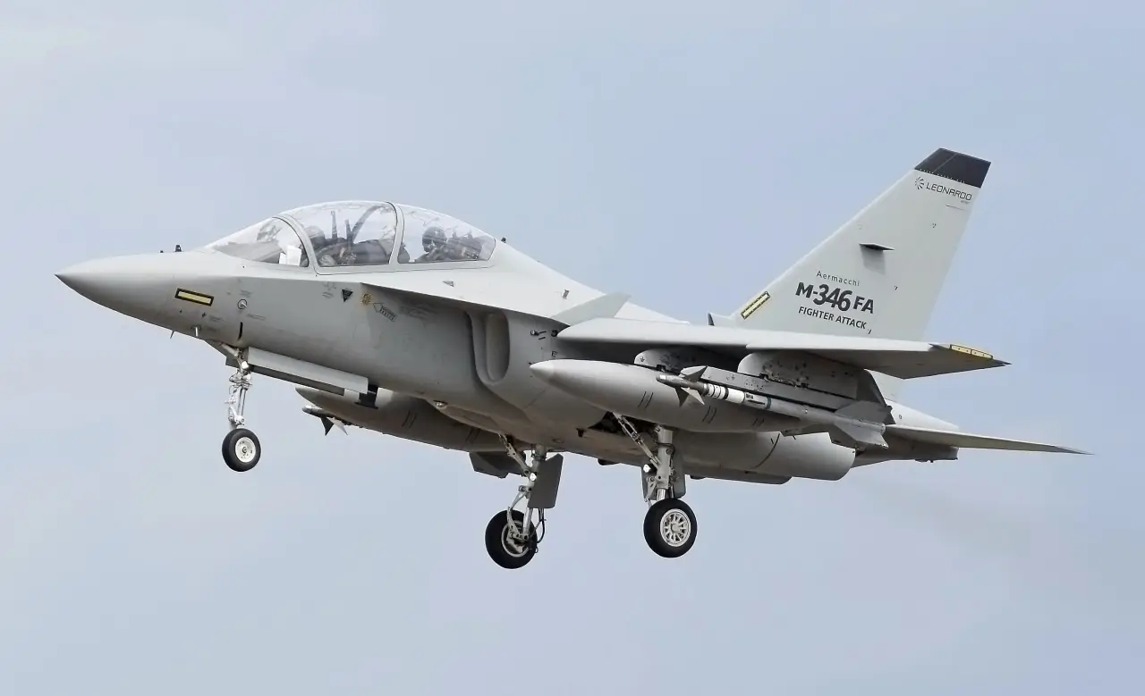 a560f9a0d6_aermacchi_m-346_code_mt55219_arrives_riat_fairford_13july2017.webp