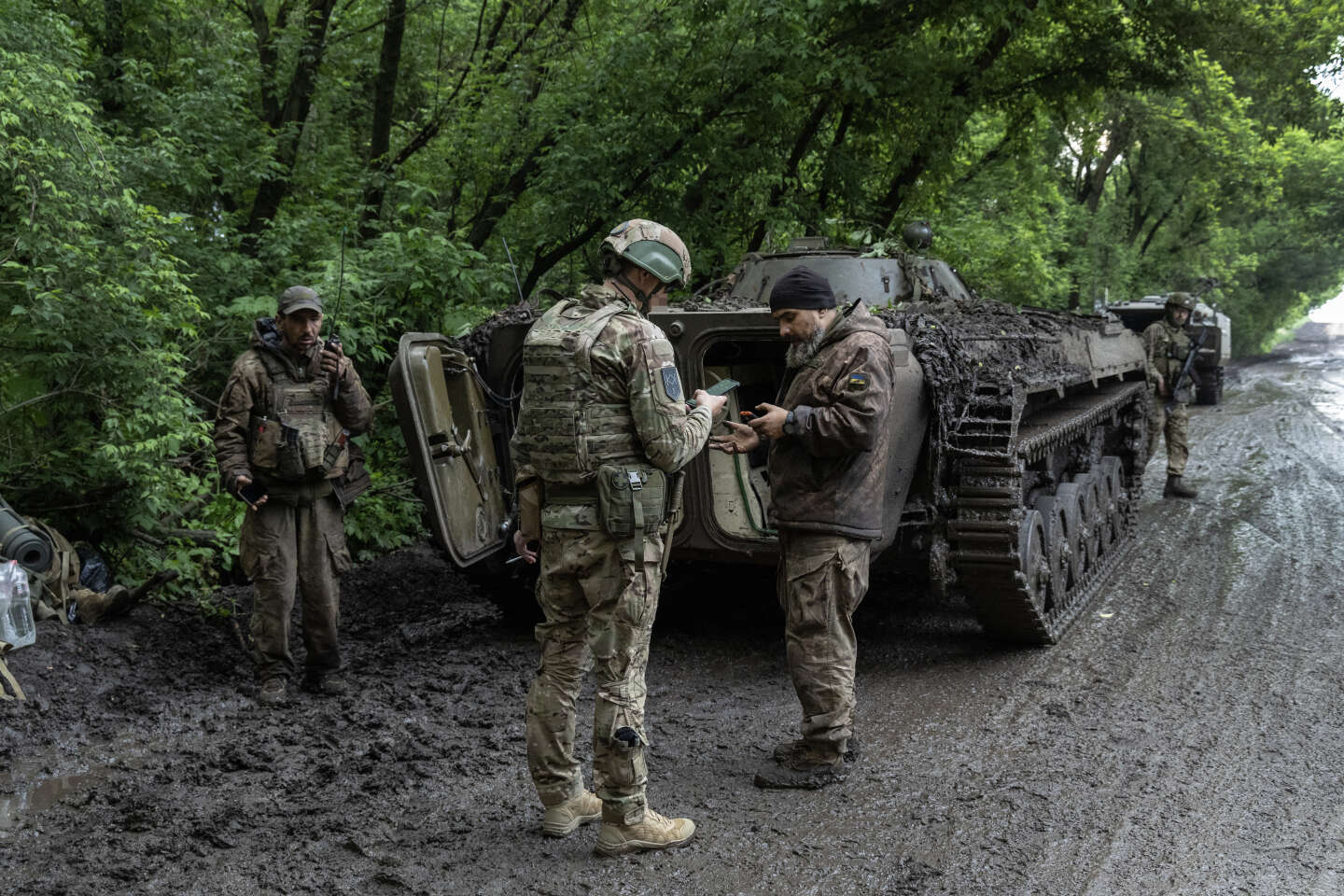 Région de Donetsk, Ukraine, le 28 mai 2023Des soldats qui ont combattu les forces russe dans Bakhmout jusqu’en mi-mai partent participer à la contre-offensive ukrainienne sur le flanc sud-ouest de la ville en utilisant un transporteur de troupes blindé.Photo Laurent Van der Stockt pour Le Monde