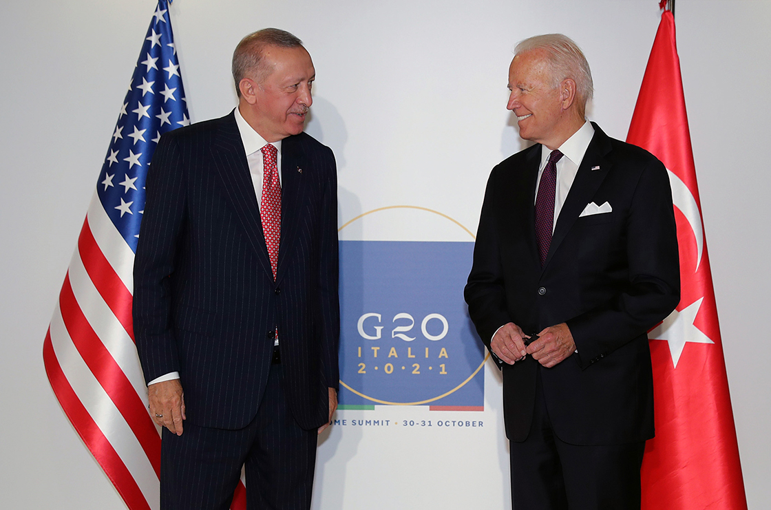 Cumhurbaşkanı Recep Tayyip Erdoğan, Roma'daki G20 Liderler Zirvesi kapsamında ABD Başkanı Joe Biden ile bir araya geldi. ( TCCB/Murat Çetinmühürdar - Anadolu Ajansı )