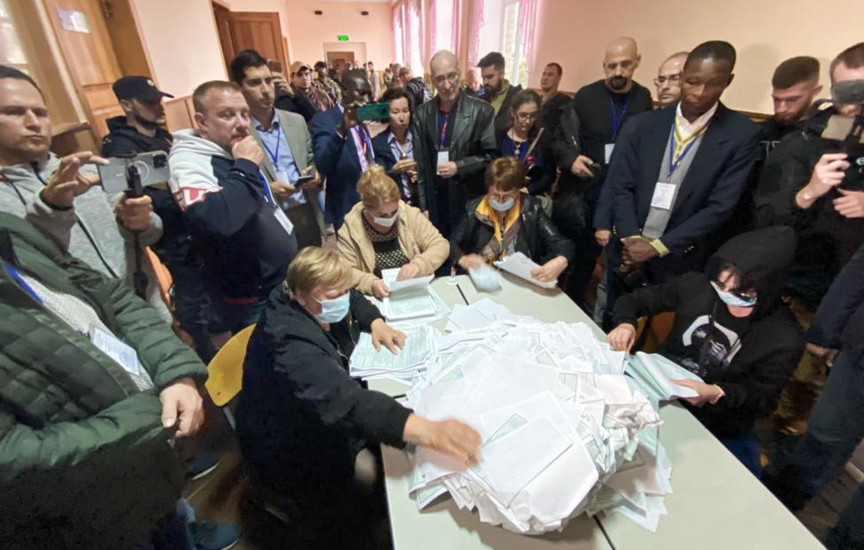 Украина. Херсон. Подсчет бюллетеней после голосования на референдумах по вхождению ДНР, ЛНР, Херсонской и Запорожской областей в состав РФ на избирательном участке. Референдум о вхождении ДНР, ЛНР, Херсонской и Запорожской областей в состав Российской Федерации проходит с 23 по 27 сентября. Стрингер/ТАСС