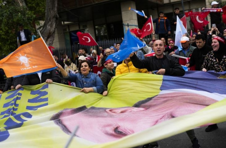 Πανηγυρισμοί στην Τουρκία για τη μεγάλη νίκη Erdogan με 52%
