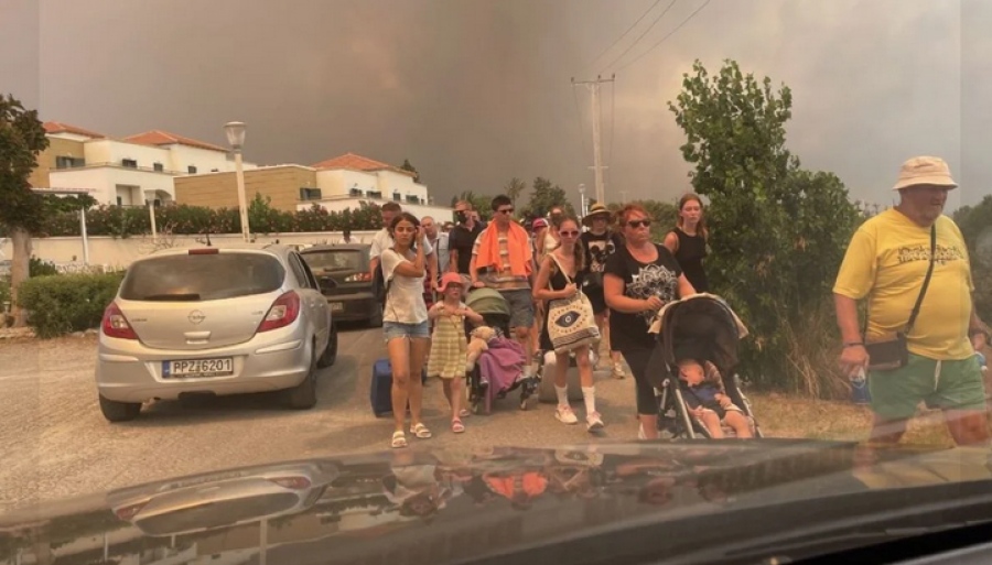 Πύρινη κόλαση στη Ρόδο: Άνθρωποι έτρεχαν να γλιτώσουν από τη φωτιά, στις φλόγες τρία ξενοδοχεία  - Συγκλονιστικές εικόνες