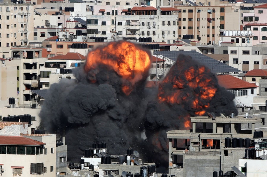 Γάζα: Κατέρρευσε από ισραηλινό βομβαρδισμό 12οροφο κτίριο που στεγάζει το Al Jazeera και το AP