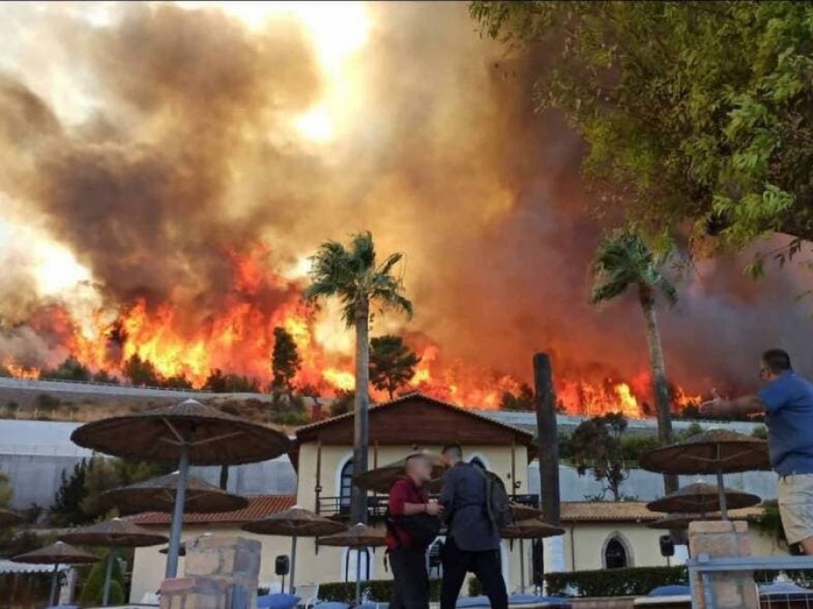 Αχαΐα – πυρκαγιά:  Εκκενώνεται η παραλιακή κοινότητα του Λόγγου και ένα ξενοδοχείο