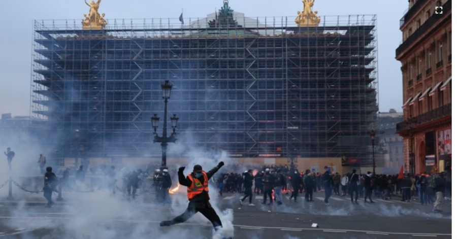 Politico: Πόσο κοντά βρισκόμαστε στο πολιτικό τέλος του Emmanuel Macron; Σε τι διαφέρει η σημερινή γαλλική εξέγερση...